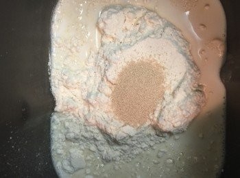 step1: 麵包體可用機器揉也可用手楺，除了奶油先不加~全部一起揉至出筋狀態至少15分再加入奶油繼續揉至三光境界後發酵至本體兩倍大