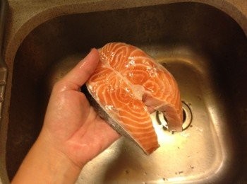 step3: 三文魚再次沖水洗去粗鹽，用廚房紙抺乾