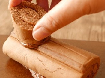 step4: 在小片的瑞士卷，平的那一面抹上Nutella芝士醬，放到完整的瑞士卷上。