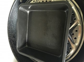 step6: 預備正方形器皿塗上油，把芝麻馬蹄漿倒薄薄一層（需要四角都要有漿），大火蒸10分鐘。