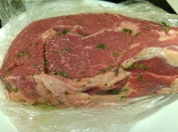 step2: 先用橄欖油和香草碎醃半小時。