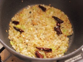 step7: 維持中火放入長蔥，混合拌炒至全部上色。