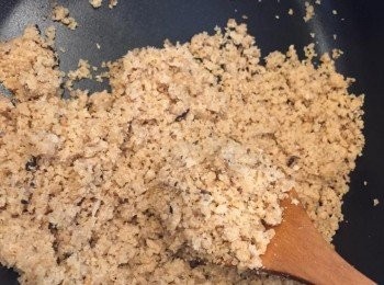 step5: 放入攪拌機攪碎後混合眉豆蓉，熱鍋加菜油炒香材料。