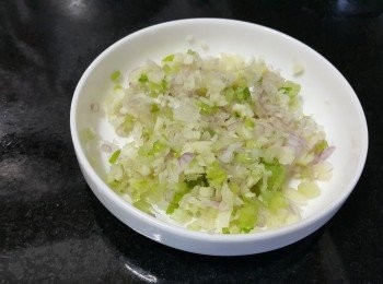 step3: 乾蔥，蒜頭切碎