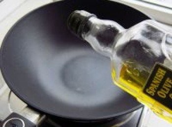 step1: 鍋燒熱，入油，也就是熱鍋冷油