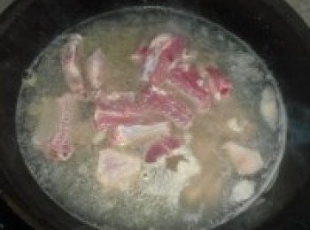 step2: 將洗好的排骨放入水中焯燙,將排骨再次沖洗乾淨。