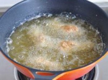 step6: 喜歡厚外殼的可以反復一次裹蛋液沾粉的過程。入油鍋炸金黃即可。