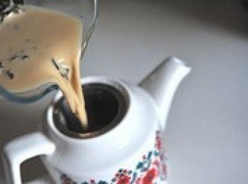 step6: 稍事攪拌後倒入有濾網的茶壺中即可，如果沒有濾網也可以用奶茶的茶袋過濾