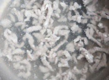 step6: 用另一個煮鍋，倒入少量水，煮開後加入將肉絲，用筷子撥散，煮至全部顏色變淺