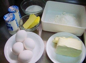 step1: 先準備好所需材料ˊ如照片圖ˊ低筋麵粉和玉米粉先過篩備用