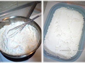 step2: 把玉米粉放入鍋子用小火乾炒，略為炒到有點熱度即可（待會棉花糖液放入後，才不會吸到粉味變硬）
接著把玉米粉倒入工作盤裡，鋪出厚度即可