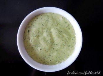 step8: 将混合面糊倒入容器里。用拇指来清洁容器边缘的内侧。