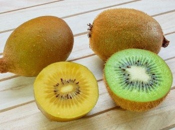 step2: 奇異果的品種可依個人喜愛的酸甜度來挑選。我個人喜歡黃金奇異果偏甜一些的滋味,再加入綠色果肉的奇異果天然微微帶酸的風味也不錯。