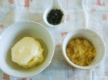 step1: 準備好材料.奶油先軟化,大蒜用壓蒜器或是用食物調理機打碎,羅勒業也先切碎備用.