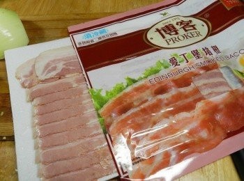 step2: 取出三片鮮嫩的博客培根切丁