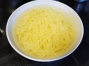 step1: 將薯仔切幼條，月水浸泡每15分鐘換一次水，換2至3次浸出澱粉質備用