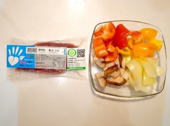 step1: 將香菇、紅椒、黃椒、洋蔥和鴨菲力洗淨，切塊備用(約5公分)。