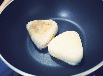 step7: 依序把飯糰煎至焦香後包上海苔片即完成囉:)