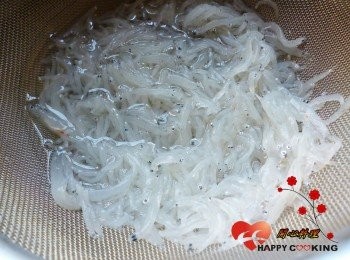 step1: 將吻仔魚洗淨濾乾水份