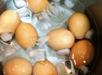 step3: 將蛋放入冰水降溫, 之後剝殼.