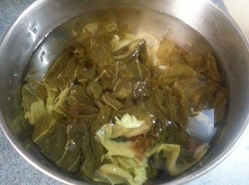 step1: 鹹菜切幼段先浸水30分鐘,再換水浸15分鐘瀝乾水份備用