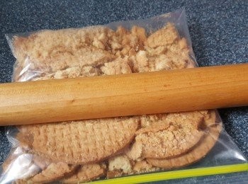 step2: 消化餅放入保鮮袋或密實袋中，用木棍壓碎