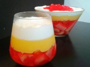 step5: 再鋪一層鮮奶油，可在上面灑上椰絲，杏仁片及彩色巧克力碎