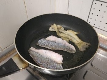 step4: 易潔鍋燒熱油， 下魚塊及魚骨煎至金黃香脆，留起吸幹油分備用