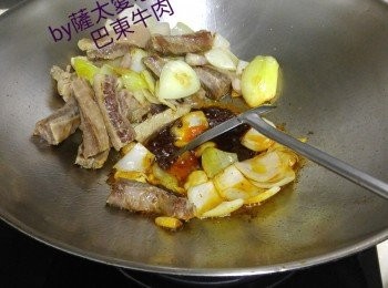 step2: 煎薯仔至金黄色。炒香洋蔥，乾蔥頭，蒜頭。
倒入熟牛肉，略煎一陣，放入巴東醬，炒香炒匀。