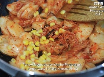 step4: 再加入玉米粒拌炒均勻，即可起鍋了。