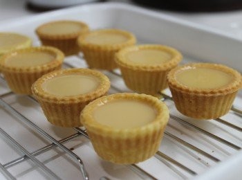 step9: 撻皮小心倒入蛋漿，放入烤箱上層以上火120-130度烤10-12分鐘至蛋漿凝固。