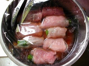 step3: 將包好的秋葵肉捲與所有<span class="group_4">調味</span>放入電鍋半杯米水蒸熟入味