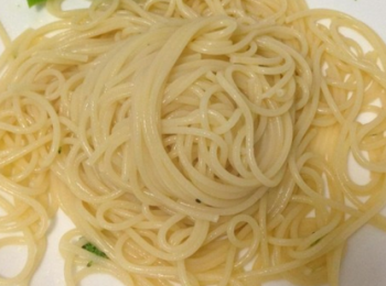 step5: 煮好的意面放入盤中，再加入一點橄欖油拌一下以免粘連。