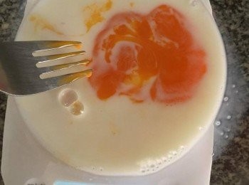 step1: 蛋黃加奶打混合