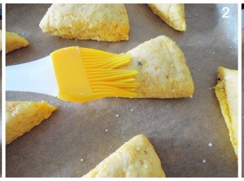 step3: 1）将司康放在烤盘上。2）在司康表面刷上少许的豆奶。3）预热烤箱在200度，烘烤15-20分钟或呈现金黄色。