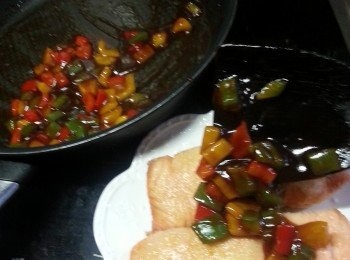 step9: 將煮好的三色椒淋上<a href="https://bit.ly/3Caa2o9" target="_blank" data-keyword="三文魚柳" class="guide-link"><strong>三文魚柳</strong></a> <span style="display:inline-block;vertical-align:middle;margin-top:-3px;color:initial;border-radius:3px;padding:2px 3px;font-size:12px;line-height:14px;background:#87d300;color:#fff;">即買</span> 上即可