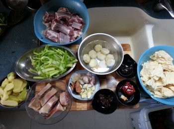 step5: 預備好所有材料:蒜頭及蔥頭切粒,唐芹菜去葉不要,然後切段,果皮浸軟,急凍羊腩解凍洗淨