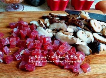step2: 冬菇切片 , 臘腸用熱水浸數分鐘後切粒