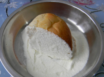 step14: 把塗好<span class="group_2">乳酪餡</span>的麵包放到奶粉上，兩面都蘸滿奶粉即可。