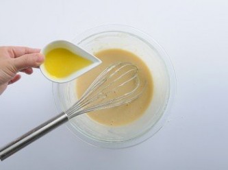 step7: 將無鹽奶油液加入麵糊中，使用打蛋器將麵糊拌至光滑狀。