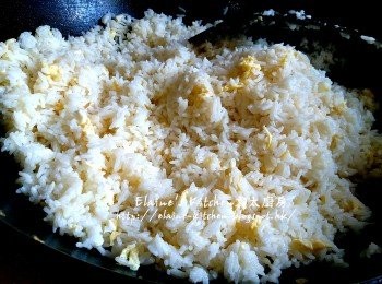 step9: 加少許鹽調味 , 加入冬菇水及瑤柱水炒至飯開始乾身不黏鑊