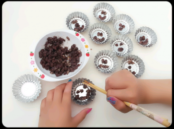 step2: 砵仔糕做法：
先用紅豆在模內砌出各種表情