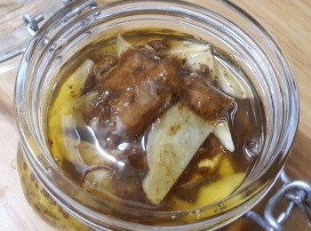 step7: 最後把蜂蜜倒入 , 把所有材料浸泡到即可 ,  放到冰箱中二天可食用