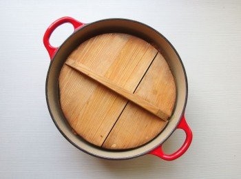 step6: 煮滾後，蓋上落蓋，，用小火煮至蔬菜變軟。