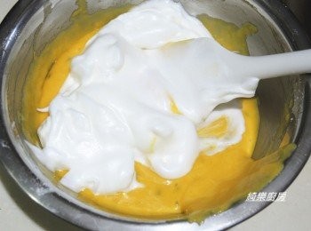 step8: 挖1/3份量的<span class="group_3">蛋白霜</span>混入<span class="group_2">百香果蛋黃糊</span>中,用橡皮括刀延著盆邊翻轉及劃圈的方式攪拌均勻