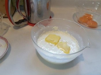 step3: 忌廉芝士與牛奶一同坐溶後加入牛油拌至順滑，