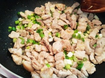 step3: 倒入薑末與步驟2一起翻炒出薑的香味再倒入蔥末(一半的蔥)一起翻炒