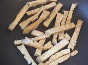 step3: 熱鍋下油大火略爆蒜蓉，加入鮮烤麩炒香，