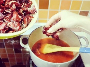 step4: 然後放洛神花花萼繼續煮，一邊炒，大概十分鐘，就可以放冰糖。