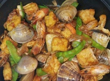 step5: 代花甲開口，蝦仁回鑊，炒勻，放蔥段已可。